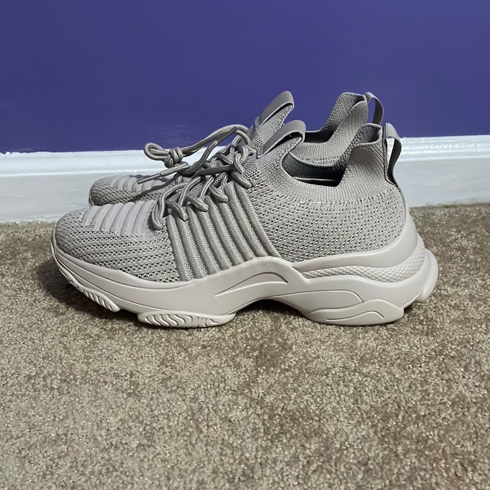 Beige/ tan tennis shoes size: 6.5